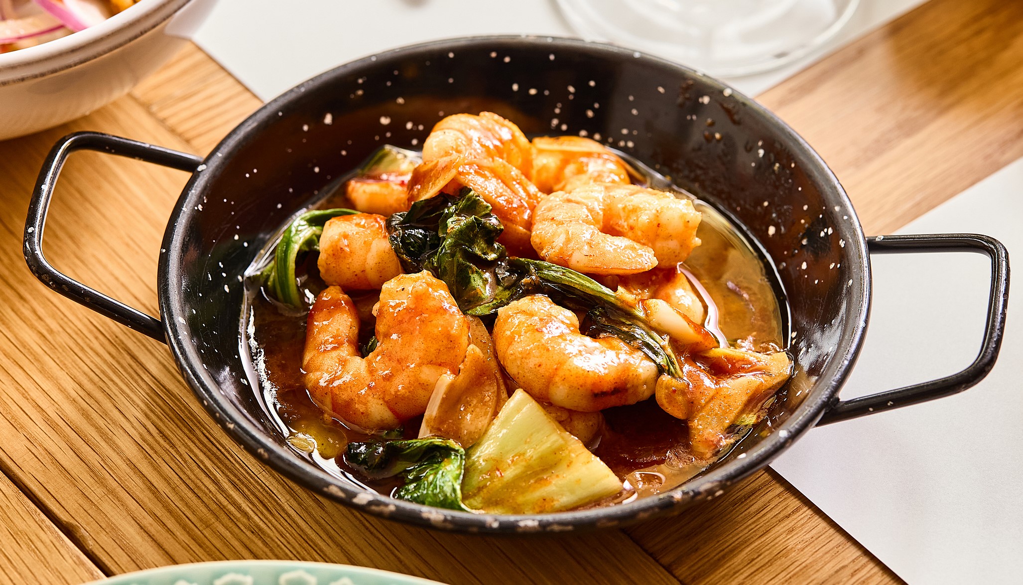 Camarões salteados com couve pak-choy, alho e kimchi
