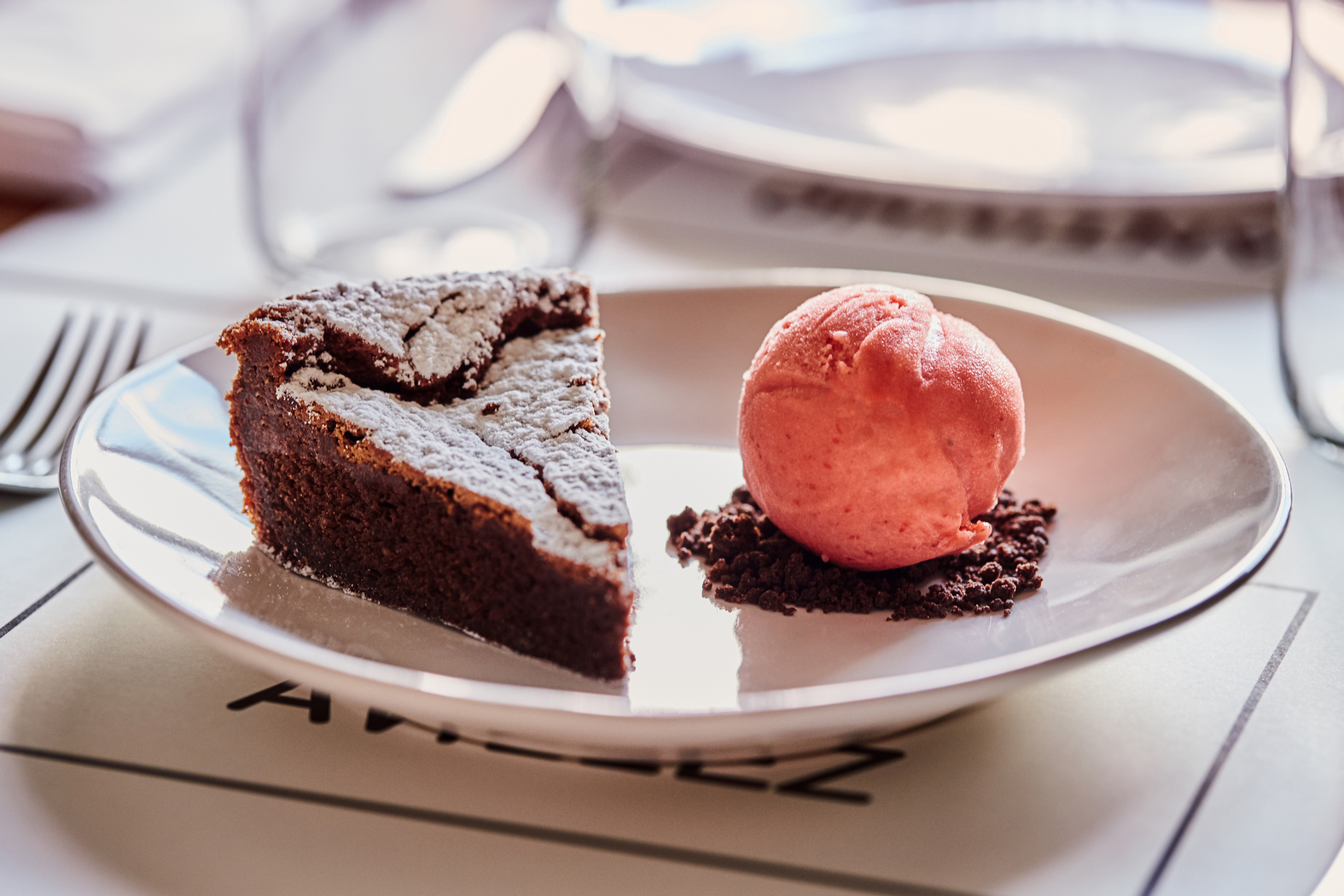Bolo de chocolate à Cantinho com sorvete de morango
